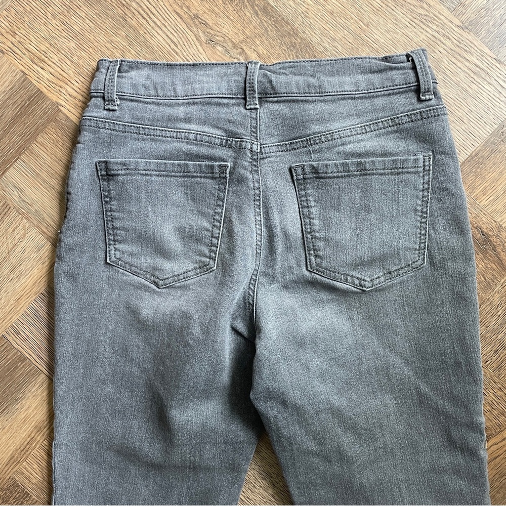 Gloria Vanderbilt Amanda Grey Gray Ankle Cropped Jeans with Distressed Hem 6 - Picture 6 of 7